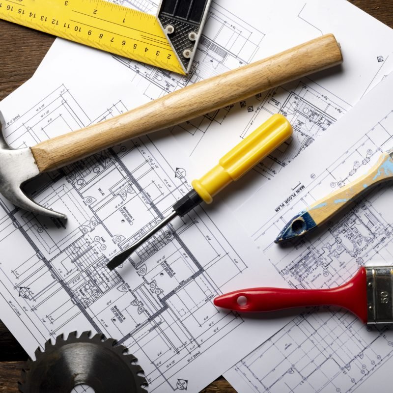 bodegon-de-martillo-de-construccion-vista-superior