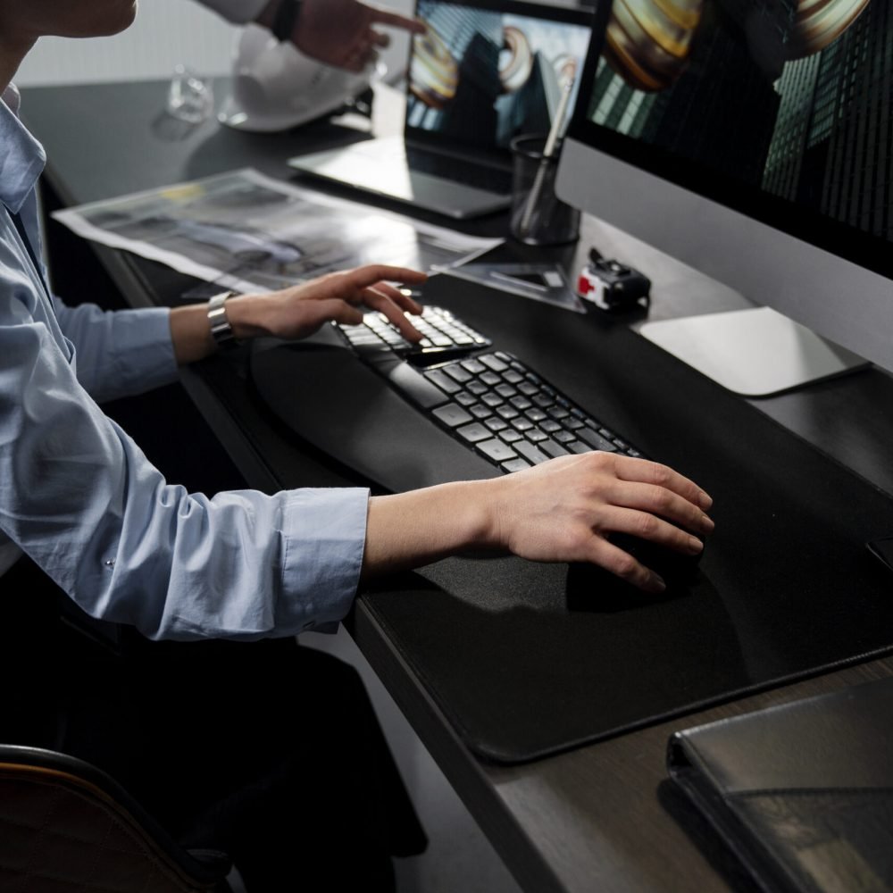 disenadores-industriales-trabajando-con-computadora